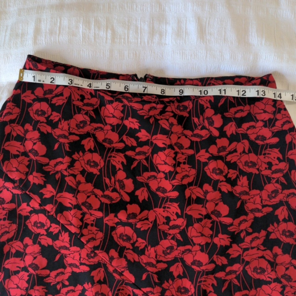 Skirt in Red and Black Floral - Picture 5 of 7